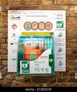 Herzdefibrillator an einer Gebäudewand in Siena. Italien. Stockfoto