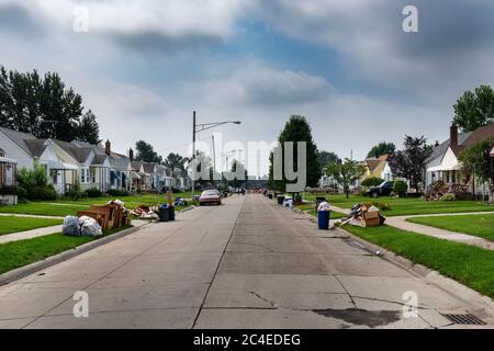 Detroit, Michigan, USA - 20. August 2014: Eine Vorstadtstraße mit Häusern, die vertrieben werden und Menschen Habseligkeiten auf dem Rasen nahe der 8 Meile Straße, in der Stockfoto