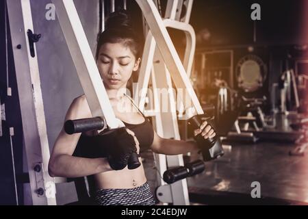 Asiatische Frau tun Push-ups Training Arme im Fitnessstudio gesunde Lebensweise Sport Konzept Stockfoto