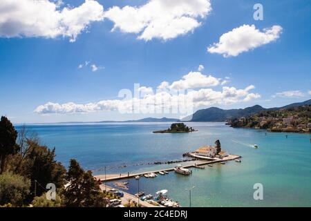 Blick auf die Kirche Panagia Vlacherna Kloster Panayia mit der Mausinsel (Insel Pontikonissi) und die Bucht mit Schiffen in der Nähe von Kanoni in Corf Stockfoto