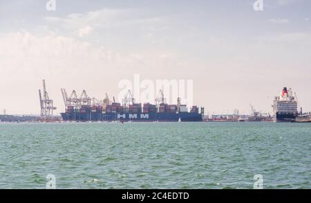 Southampton, England, Großbritannien. Juni 2020. Das neue HMM OSLO Schiff wird bei seinem ersten Besuch in Großbritannien entladen und liegt an DP World Southampton Liegeplatz SCT5. Das Schiff wurde 2020 gebaut und ist eines der größten Containerschiffe der Welt, Port of Southampton, England, Großbritannien Stockfoto