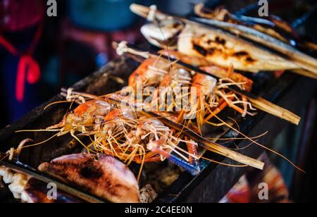 Gekochte Garnelen zum Verkauf auf dem Central Market, Phnom Penh Stockfoto