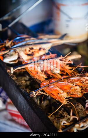 Gekochte Garnelen zum Verkauf auf dem Central Market, Phnom Penh Stockfoto