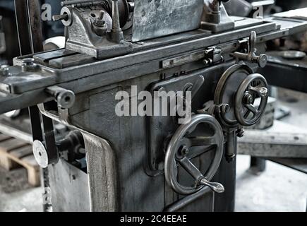 Vintage alte Fabrik Metall Drehmaschine mit runden Rädern und Händen Stockfoto