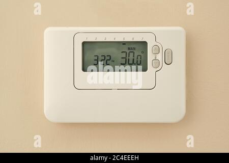 Thermometer, das die Raumtemperatur von 30.0 Grad Celsius während einer Hitzewelle in Großbritannien anzeigt. Stockfoto