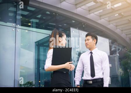 Asiatische Geschäftsbeziehung über Zukunft über Arbeit reden. Stockfoto