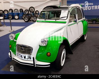 Dreiviertel Vorderansicht eines weißen und grünen, 1987, Citroen Dolly, ausgestellt auf der London Classic Car Show 2019 Stockfoto