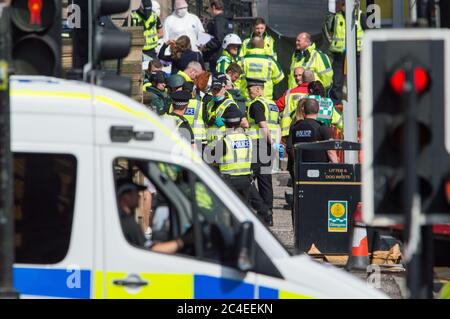 Glasgow, Schottland, Großbritannien. Juni 2020. Bild: In Glasgow wurde ein großer Polizeivorfall erklärt, da 6 Personen gestochen wurden, darunter ein Polizist und die Polizei, die den Angreifer bei einem größeren Vorfall im Park Inn in der West George Street, in dem Asylbewerber aufgenommen werden, erschossen hat. Quelle: Colin Fisher/Alamy Live News Stockfoto