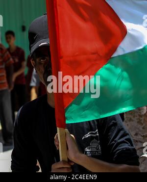 26. Juni 2020: Gaza, Palästina. 26. Juni 2020. Palästinenser nehmen an einer Massenkundgebung in Khan Yunis im südlichen Gazastreifen Teil, um gegen Präsident Trumps "Jahrhundertgemach" und Israels Plan zur Beschlagnahme von Land im Westjordanland zu sein. Israel plant, seine Souveränität auf fast 30 Prozent des Westjordanlandes auszudehnen, darunter mehr als 230 israelische Siedlungen und das Jordantal, mit Unterstützung der US-Regierung. Nach internationalem Recht ist das Westjordanland ein "besetztes Gebiet" und seine Annexion stellt einen schweren Verstoß gegen die Charta der Vereinten Nationen und Th dar Stockfoto