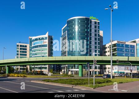 Warschau, Mazovia / Polen - 2020/05/21: Panorama von Sluzew Przemyslowy - Industrial Sluzew - Geschäftsbezirk im Mokotow-Bezirk mit EU-Kreis Stockfoto