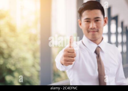 Business asiatische Mann zeigt Daumen nach oben. Stockfoto