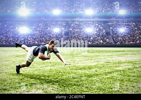 Digitale Composite-Bild von Rugby-Spieler springen mit dem Ball Touchdown im Sportstadion zu Punkten Stockfoto