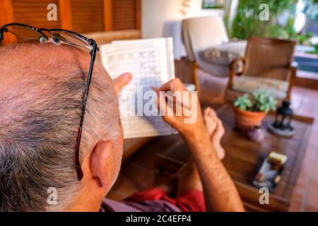 Rentner und glatzköpfige Mann entspannt im Garten sitzen, während seine Hobbies. Stockfoto