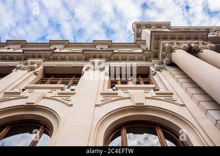 Fassade des grossen institutionellen Gebäude mit großen Säulen und Fenstern, Hintergrund, Himmel, Low Angle Shot, in Valencia. Stockfoto