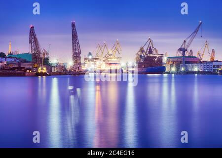 16. Juni 2020, Sankt Petersburg, Russland. Nachtansicht auf Neva Fluss mit unfertigen Eisbrechern Arktis und Sibirien, Baltische Fabrik und großen Schiffbau Stockfoto