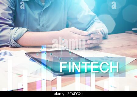 Financial Technology (FinTech) Konzept mit jungen Startup-Mann mit Smartphone Suche Aktiendaten Informationen. Stockfoto