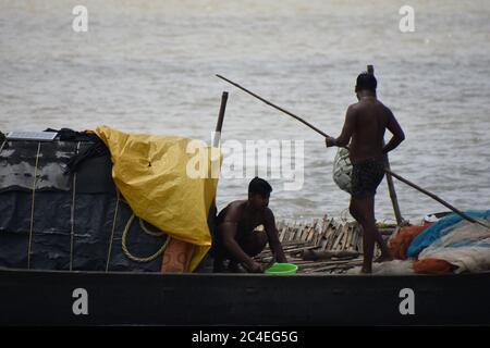 Kalkutta, Indien. Juni 2020. Das tägliche Leben auf Mehrzweck-Desi-Boot im Ganges oder Fluss Hooghly zwischen Howrah und Kolkata. (Foto von Biswarup Ganguly/Pacific Press) Quelle: Pacific Press Agency/Alamy Live News Stockfoto