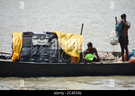 Kalkutta, Indien. Juni 2020. Das tägliche Leben auf Mehrzweck-Desi-Boot im Ganges oder Fluss Hooghly zwischen Howrah und Kolkata. (Foto von Biswarup Ganguly/Pacific Press) Quelle: Pacific Press Agency/Alamy Live News Stockfoto