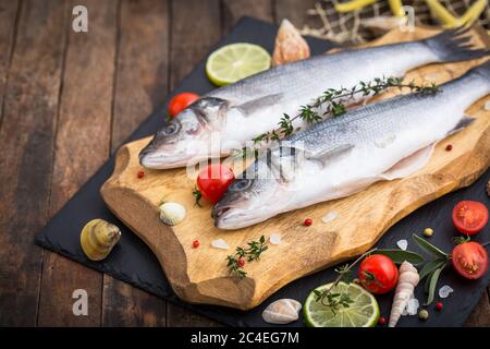 Frischer roher Seebass auf dem Holztisch Stockfoto