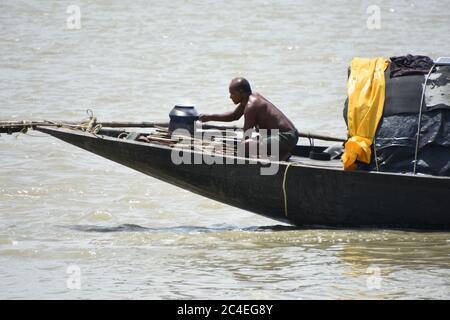 Kalkutta, Indien. Juni 2020. Das tägliche Leben auf Mehrzweck-Desi-Boot im Ganges oder Fluss Hooghly zwischen Howrah und Kolkata. (Foto von Biswarup Ganguly/Pacific Press) Quelle: Pacific Press Agency/Alamy Live News Stockfoto