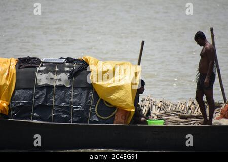 Kalkutta, Indien. Juni 2020. Das tägliche Leben auf Mehrzweck-Desi-Boot im Ganges oder Fluss Hooghly zwischen Howrah und Kolkata. (Foto von Biswarup Ganguly/Pacific Press) Quelle: Pacific Press Agency/Alamy Live News Stockfoto