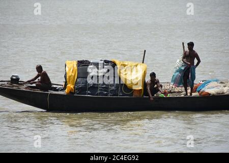 Kalkutta, Indien. Juni 2020. Das tägliche Leben auf Mehrzweck-Desi-Boot im Ganges oder Fluss Hooghly zwischen Howrah und Kolkata. (Foto von Biswarup Ganguly/Pacific Press) Quelle: Pacific Press Agency/Alamy Live News Stockfoto