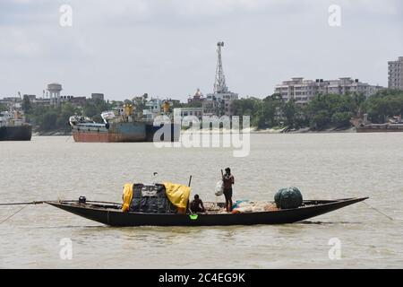 Kalkutta, Indien. Juni 2020. Das tägliche Leben auf Mehrzweck-Desi-Boot im Ganges oder Fluss Hooghly zwischen Howrah und Kolkata. (Foto von Biswarup Ganguly/Pacific Press) Quelle: Pacific Press Agency/Alamy Live News Stockfoto