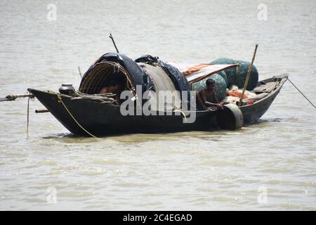 Kalkutta, Indien. Juni 2020. Das tägliche Leben auf Mehrzweck-Desi-Boot im Ganges oder Fluss Hooghly zwischen Howrah und Kolkata. (Foto von Biswarup Ganguly/Pacific Press) Quelle: Pacific Press Agency/Alamy Live News Stockfoto