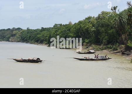 Kalkutta, Indien. Juni 2020. Das tägliche Leben auf Mehrzweck-Desi-Boot im Ganges oder Fluss Hooghly zwischen Howrah und Kolkata. (Foto von Biswarup Ganguly/Pacific Press) Quelle: Pacific Press Agency/Alamy Live News Stockfoto