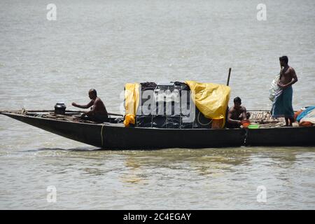 Kalkutta, Indien. Juni 2020. Das tägliche Leben auf Mehrzweck-Desi-Boot im Ganges oder Fluss Hooghly zwischen Howrah und Kolkata. (Foto von Biswarup Ganguly/Pacific Press) Quelle: Pacific Press Agency/Alamy Live News Stockfoto