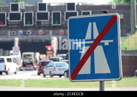 Hamburg, Deutschland. Juni 2020. Nur langsam kommen die Fahrzeuge auf der Autobahn A7 vor dem Elbtunnel voran. Im Vordergrund befindet sich ein Schild, das das Ende der Autobahn anzeigt. Der ADAC warnt vor einem Stau-Wochenende, an dem neben Hamburg, Berlin, Brandenburg und Nordrhein-Westfalen die Sommerferien beginnen. Kredit: Bodo Marks/dpa/Alamy Live Nachrichten Stockfoto