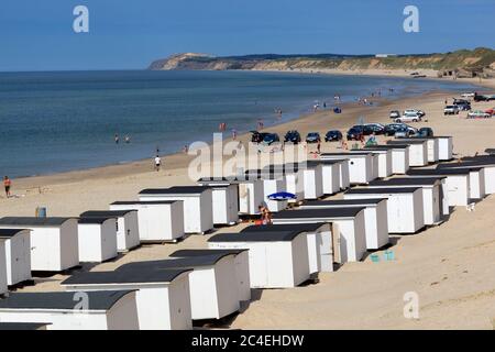 Weißer Sandstrand und Hütten an der Nordseeküste, Lokken, Jütland, Dänemark, Europa Stockfoto