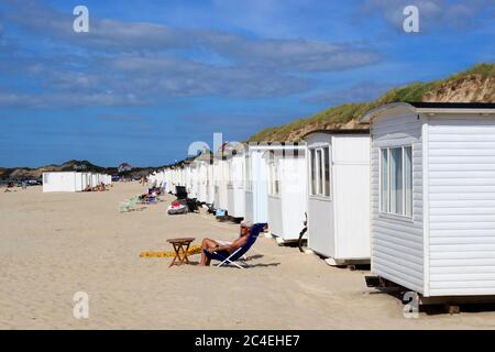 Weißer Sandstrand und Hütten an der Nordseeküste, Lokken, Jütland, Dänemark, Europa Stockfoto