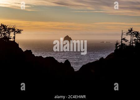 Sonnenuntergang über dem Pazifik vom Highway 101 entlang der Küste von Oregon Stockfoto