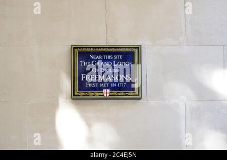 London, England, Großbritannien. Blaue Gedenktafel am Juxon House, St. Paul's Churchyard, EC4. 'In der Nähe dieser Website die Grand Lodge der englischen Freimaurer ersten m Stockfoto