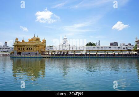 Golden Temple, Harmandir Sahib Gurdwara, Amritsar, Punjab, Indien sehr berühmter Sikh-Tempel in Indien Gold überzogener Tempel in der Mitte des Wassers Stockfoto