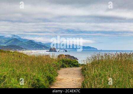 Blick entlang der Küste von Oregon Richtung Cannon Beach und Haystack Rock Stockfoto