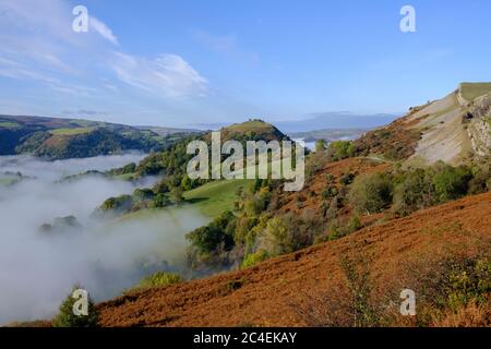 Am frühen Morgen Nebel im Dee Valley mit Blick auf Castell Dinas Brân Llangollen Denbighshire Wales Stockfoto