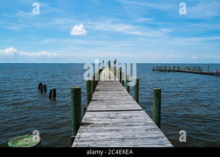 Duck, North Carolina, USA - 9. Juni 2020. Ein Weitwinkelfoto der Promenade in Duck, NC, die ins Meer hinausragt. Stockfoto