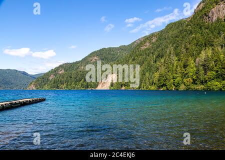 Blick über den Lake Crescent im Olympic National Park, an einem sonnigen Sommertag Stockfoto