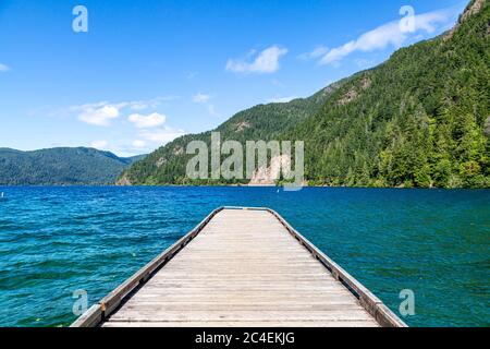 Blick über einen Steg am Lake Crescent im Olympic National Park, Washington Stockfoto