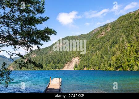 Blick über den Lake Crescent im Olympic National Park, an einem sonnigen Sommertag Stockfoto