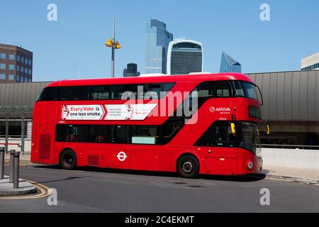 Der New Routemaster Bus, auch New Bus for London genannt, ist ein Hybrid-Diesel-elektrischer Doppeldecker-Bus, der in London, England, betrieben wird. Stockfoto