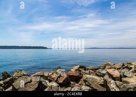 Blick über das ruhige Wasser der Elliott Bay, in der Stadt Seattle Stockfoto