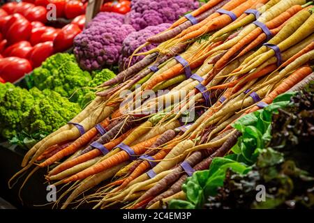 Eine Auswahl an farbenfrohem Gemüse zum Verkauf auf einem Bauernmarktstand Stockfoto