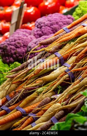 Eine Auswahl an farbenfrohem Gemüse zum Verkauf auf einem Bauernmarktstand Stockfoto