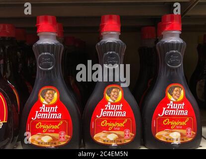 New York, USA. Juni 2020. Sirup-Flaschen von 'Tante Jemima' gibt es in einem Supermarkt. DER US-Food-Riese Pepsi verleiht seiner 130-jährigen Marke "Tante Jemima" einen neuen Look. Das Maskottchen bisher: Eine schwarze Frau als freundliche Dienerin. Es soll in diesem Jahr ein neuer Start geben. (Zu dpa-Korr 'Popstars, Onkel Ben und Co.: Rassismus Debatte führt zu Umdenken') Kredit: Benno Schwinghammer/dpa/Alamy Live News Stockfoto