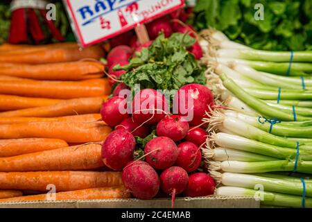 Eine Ausstellung von frischen Produkten zum Verkauf auf einem Bauernmarkt Stand Stockfoto