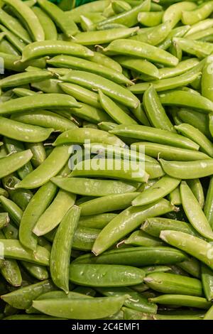 Ein Foto mit Vollbildaufnahme von Zuckererbsen zum Verkauf an einem Marktstand Stockfoto