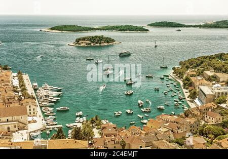 Luftaufnahme des Hafens von Hvar. Hvar ist eines der beliebtesten touristischen Destination von Kroatien. (HDR-Bild, Schwarzgold-Filter) Stockfoto